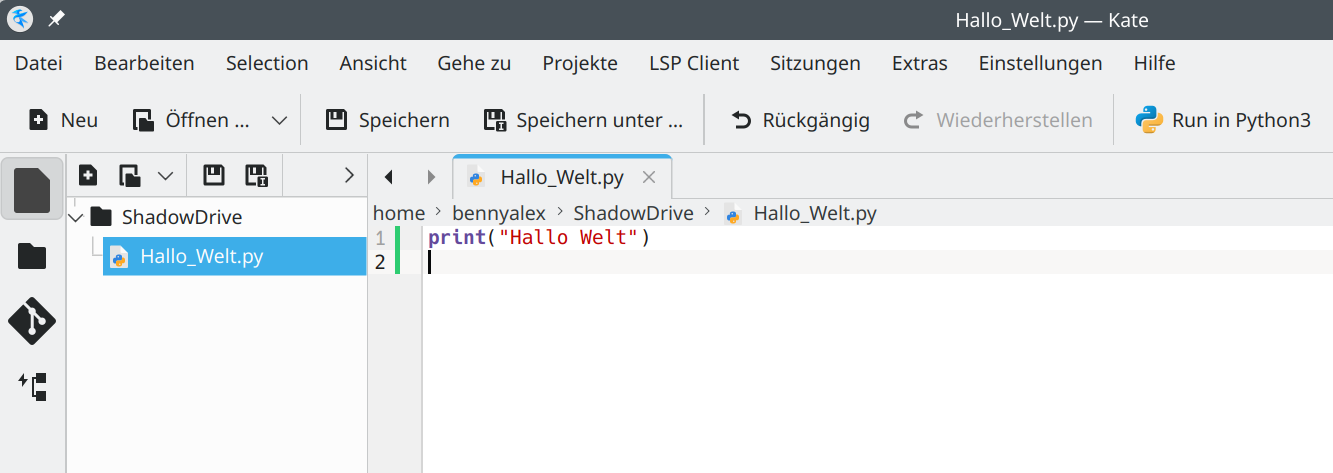 Das Bild zeigt einen Screenshot der Kate-Oberfläche. Das Python-Skript zeigt den Quellcode zum ausgeben der Wörter "Hallo Welt" an. Der Benutzeroberfläche wurde ein neuer Button "Run in Python3" hinzugefügt.